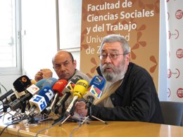 El secretario general de UGT, Cándido Méndez, en rueda de prensa en Zaragoza