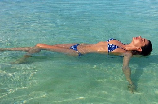 Miranda Kerr cada vez que puede se escapa a la playa