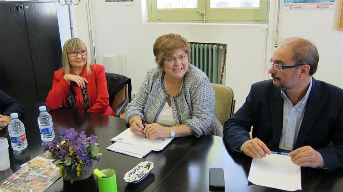 Isabel López y Javier Lambán (PSOE) se reúnen con las personas mayores