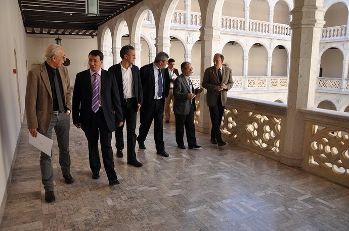 Sacristán y Villarrubia (2º y 3º por la drcha) al término de la reunión