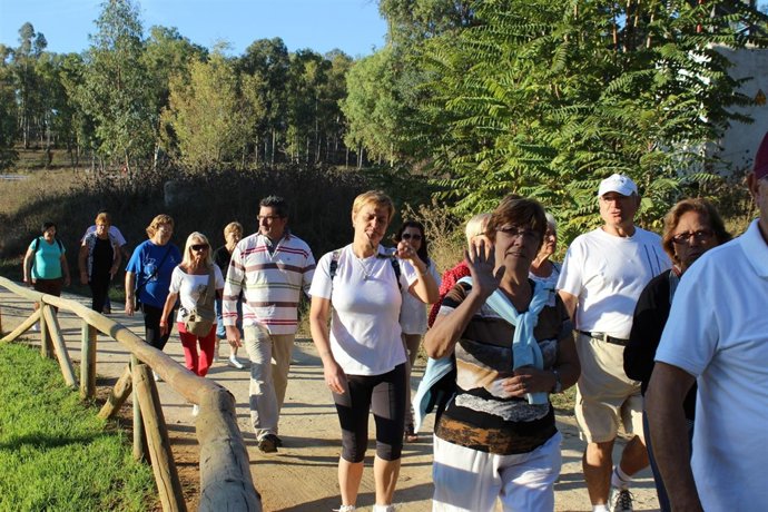 Vecinos de Alcalá disfrutan de un paseo por las Riberas del Guadaíra.