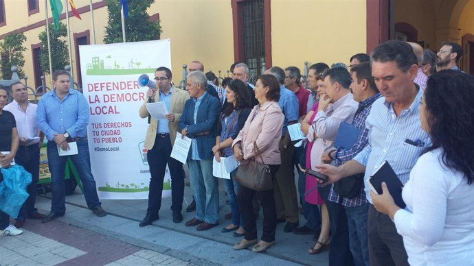 Concentración ante la Diputación convocada por IU contra la reforma local