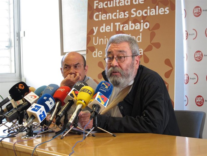 El secretario general de UGT, Cándido Méndez, en rueda de prensa en Zaragoza