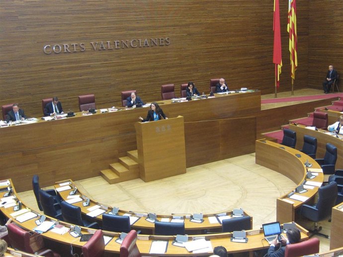 Oltra interviene desde la tribuna de las Corts