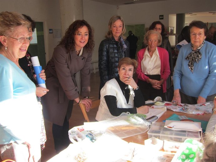 Dolores Navarro Charla Con Usuarias De Un Centro De Mayores De Madrid