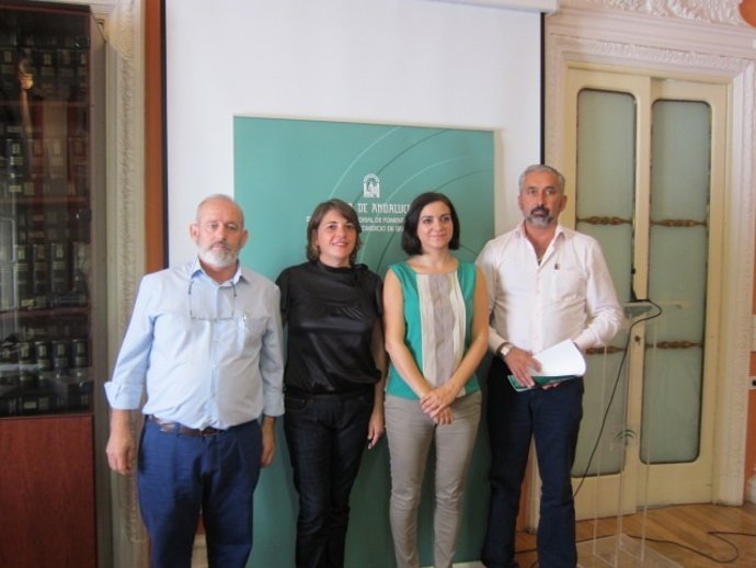 Cortés firma la adhesión al Programa de Vivienda de Gilena y Puebla de Ca zalla 