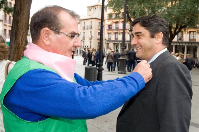 Echániz con voluntarios