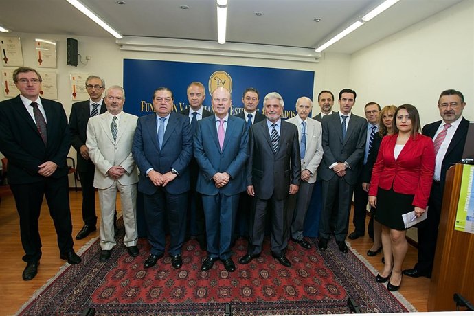 Participantes en la jornada sobre energía termosolar de la FVEA. 