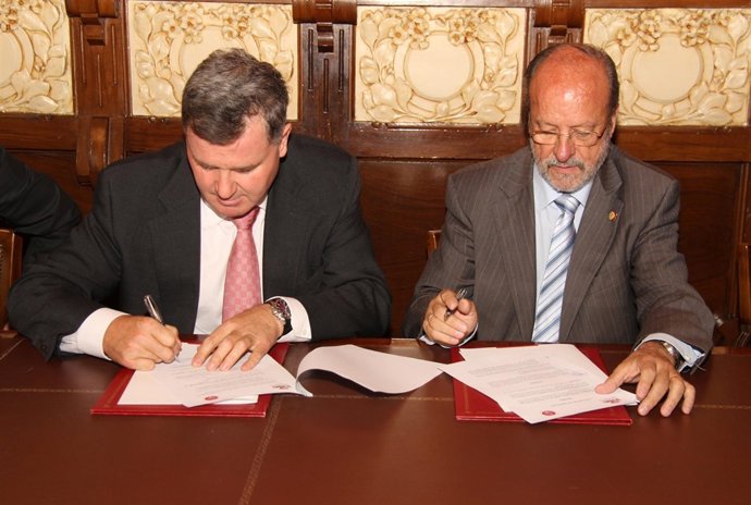 Enrique Pascual y Francisco Javier León de la Riva firman el convenio