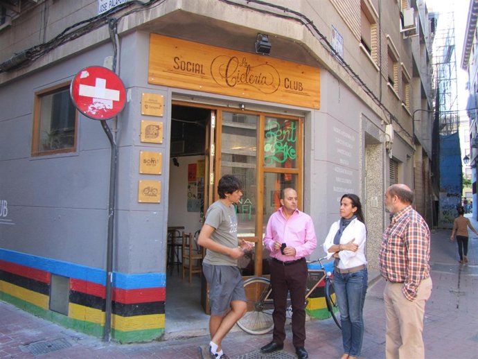 Sede de La Ciclería, con Alonso (IU) y alcalde de Las Palmas, Juan José Cardona