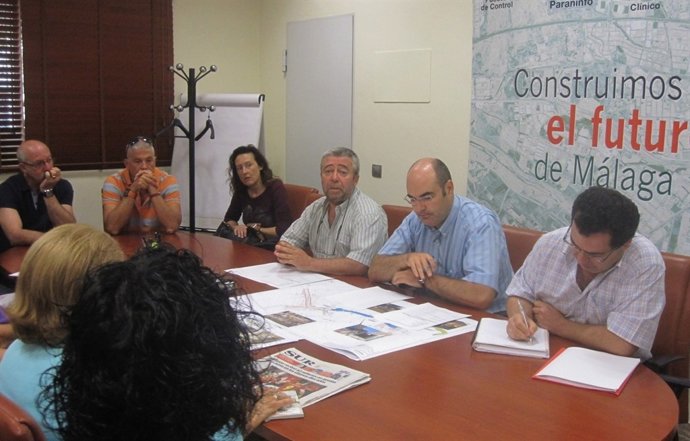 El gerente de la AOPJA, Antonio Tallón, informa a vecinos sobre el metro