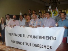 Encierro de alcaldes y concejales de IU en la Diputación contra la Reforma Local