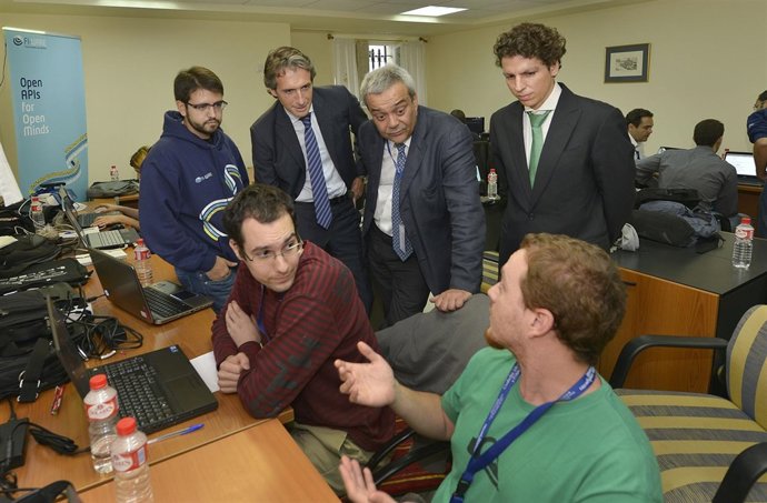 Víctor Calvo Sotelo, íñigo de la Serna, con participantes en maratón hackatones