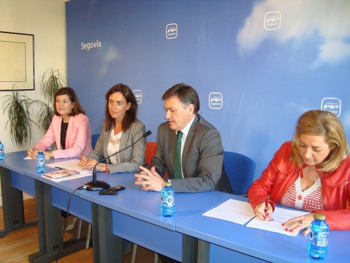 Fúnez (2i), en rueda de prensa en Segovia