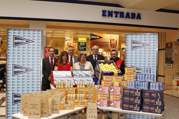 El Corte Inglés entrega meriendas saludables a Cruz Roja