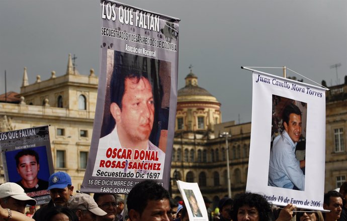 Familiares de víctimas de las FARC manifestándose en Bogotá (2012).