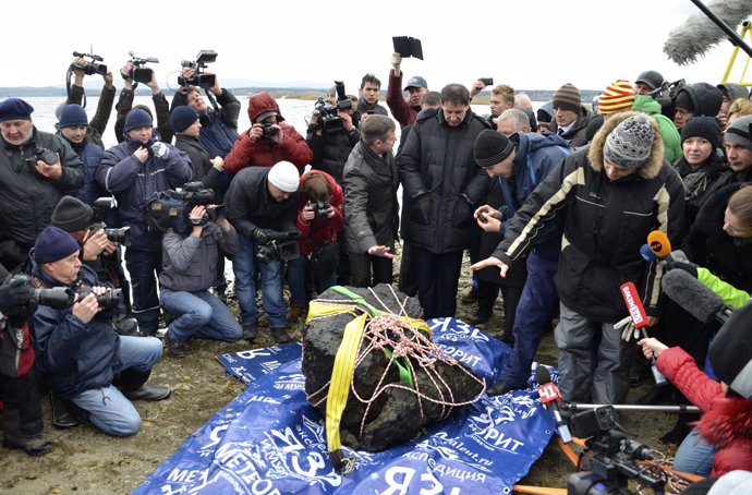 Fragmento de roca de 600 kilos perteneciente al meteorito que explotó en Rusia 