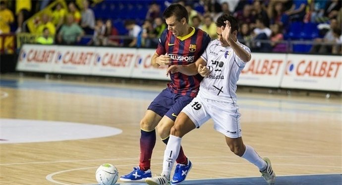 Sergio Lozano conduce el balón ante el Peñíscola