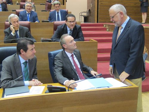 Fabra, con Císcar y Cotino en la sesión de control de las Corts