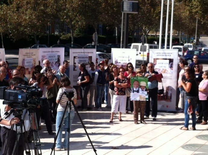 Los colectivos, concentrados en la puerta de la Asamblea Regional