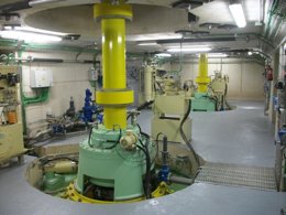 La sala de turbinas de la central hidroeléctrica de la toma del Canal de Navarra