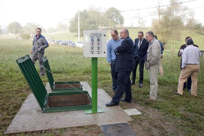 El consejero de Medio Ambiente inaugura obras de saneamiento en Villafubre