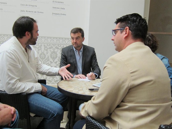 Maillo (centro) en una reunión con dirigientes de IU en Córdoba
