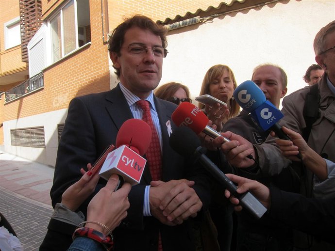 Mañueco atiende a los medios