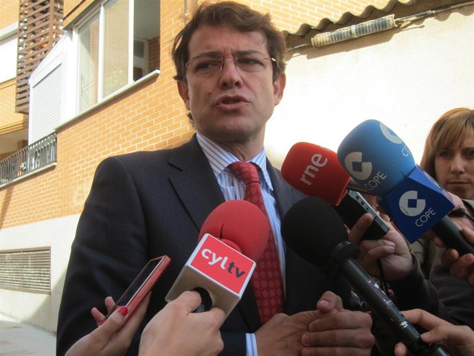 Mañueco atiende a los medios