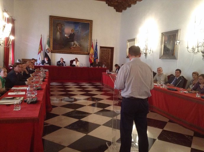 Un Ciudadano Interviene En El Pleno Del Ayuntamiento De Cáceres