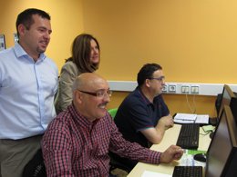 Lorena Basols y Joaquín Leal conocen la labor de dos alumnos del curso