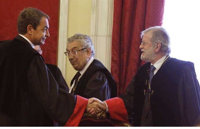 José Luis Rodríguez Zapatero Saludando A Juan Carlos Rodríguez Ibarra