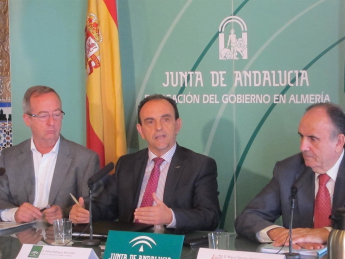 Rodriguez en rueda de prensa antes de la reunión de la Mesa de Turismo