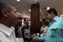 Nicolas Maduro saluda a Henrique Capriles
