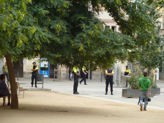 Dispositivo de la Guardia Urbana en El Raval (Barcelona)