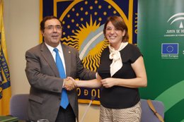 El rector de la UPO, Vicente Guzmán, y la consejera Elena Cortés