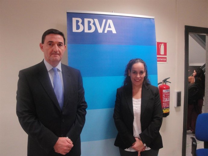 Josep Lluís Martínez, dtor de BBVA en Lleida, y la economista Anabel Arador
