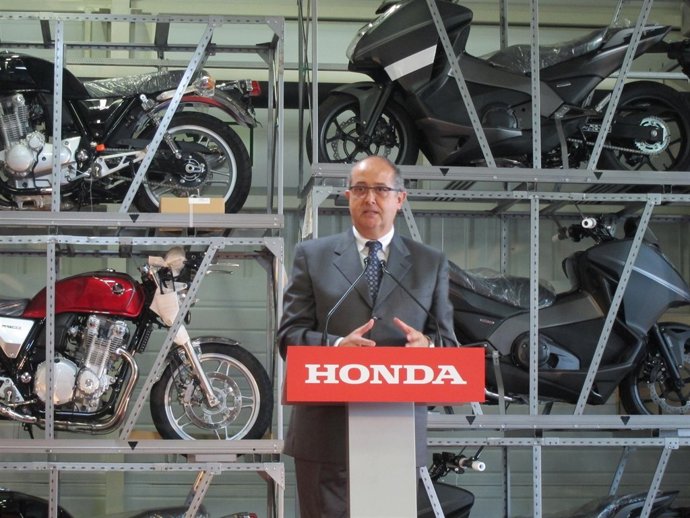 El conseller Felip Puig en la inauguración del centro logístico de Honda