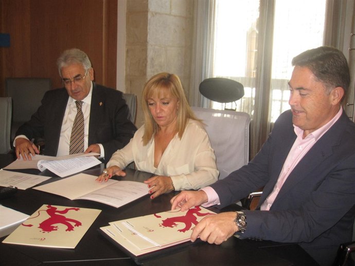 El presidente de Secretariado gitano con la presidenta y vicepte de Diputación