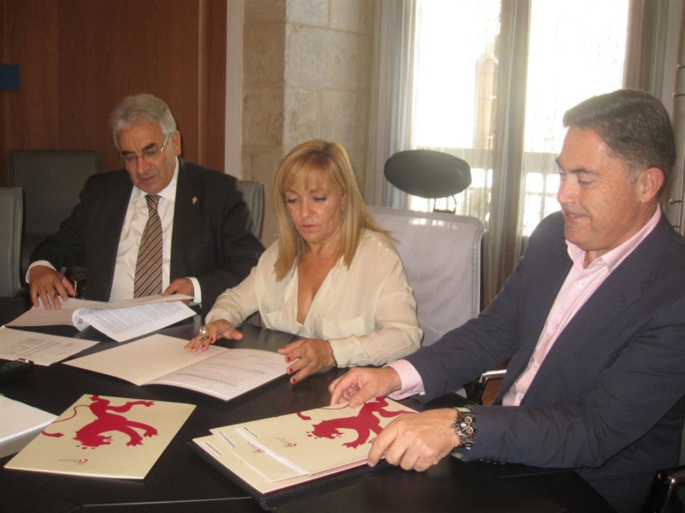 El presidente de Secretariado gitano con la presidenta y vicepte de Diputación