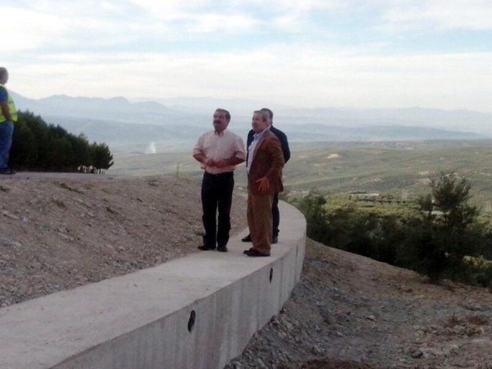 Visita a las obras en uno de los accesos a Iznatoraf (Jaén)