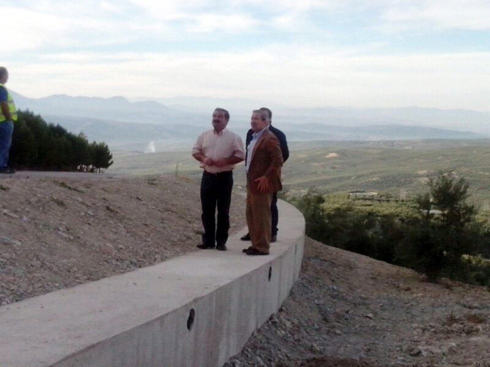 Visita a las obras en uno de los accesos a Iznatoraf (Jaén)