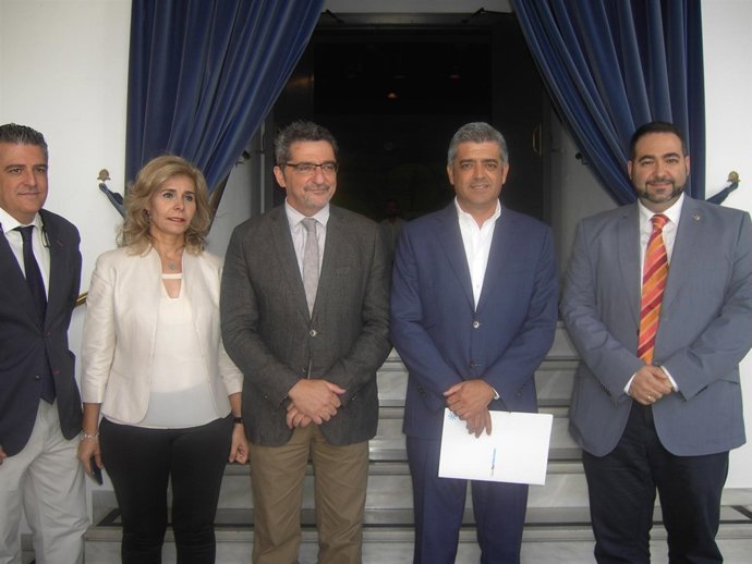 El alcalde de Alcalá junto al resto de personalidades que acudieron al acto.