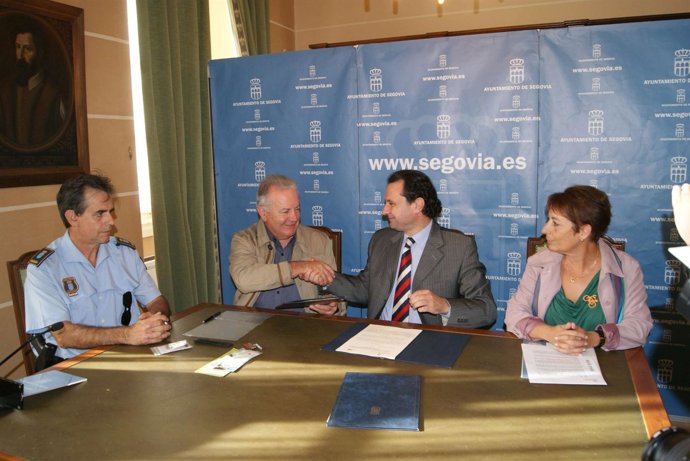 Firma del convenio entre Arahuetes (2d) y Corominas