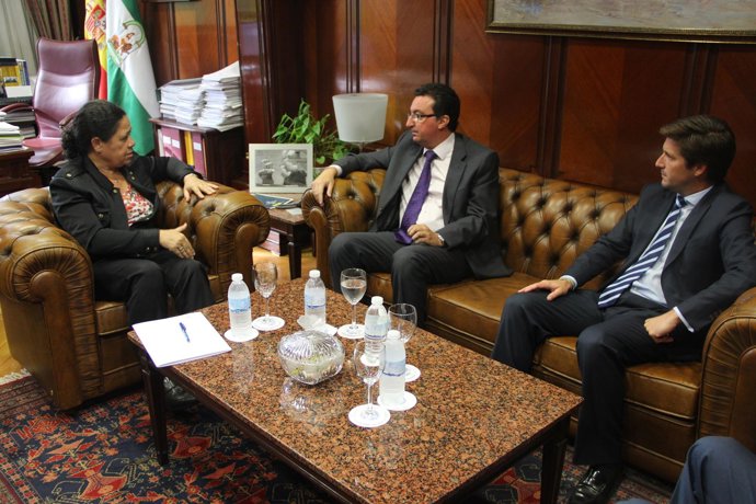 La presidenta del puerto de Huelva, Manuela de Paz, con dirigentes del PP.