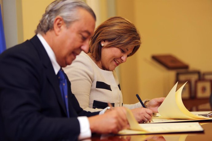 El presidente de Renfe y la consellera Isabel Bonig firman el convenio.