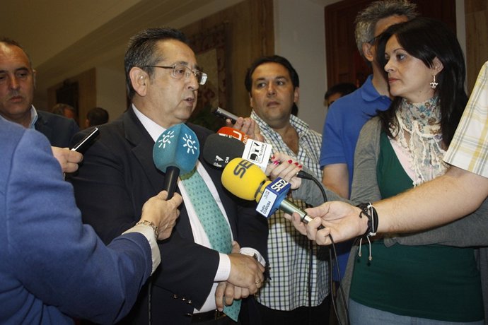 Ricardo Rojas atiende a los medios