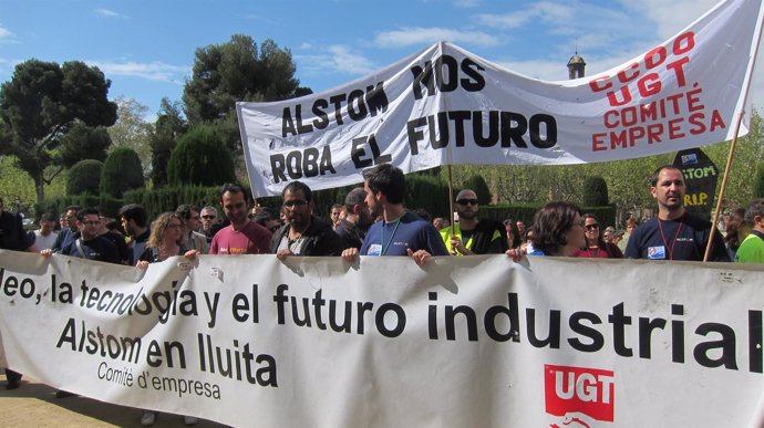 Protesta de trabajadores de Alstom a las puertas del Parlament 