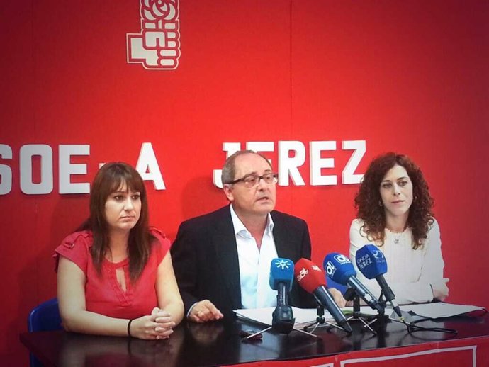 Dirigentes del PSOE en rueda de prensa
