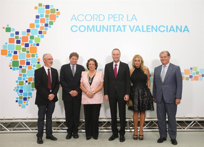 Fabra con Barberá y los participantes en el acto de adhesión al acuerdo 